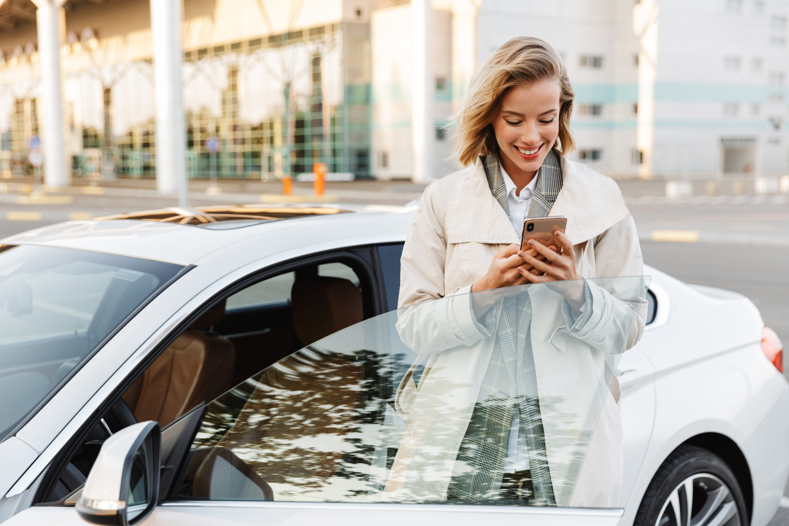 Zufriedene Mitarbeiterin nutzt Corporate Carsharing Angebot